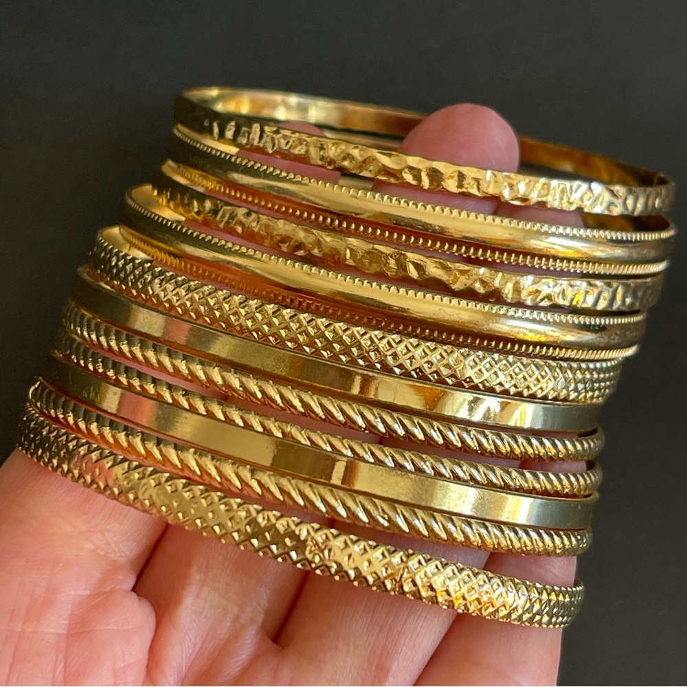 20 Elegant Gold tone Bangle Set.